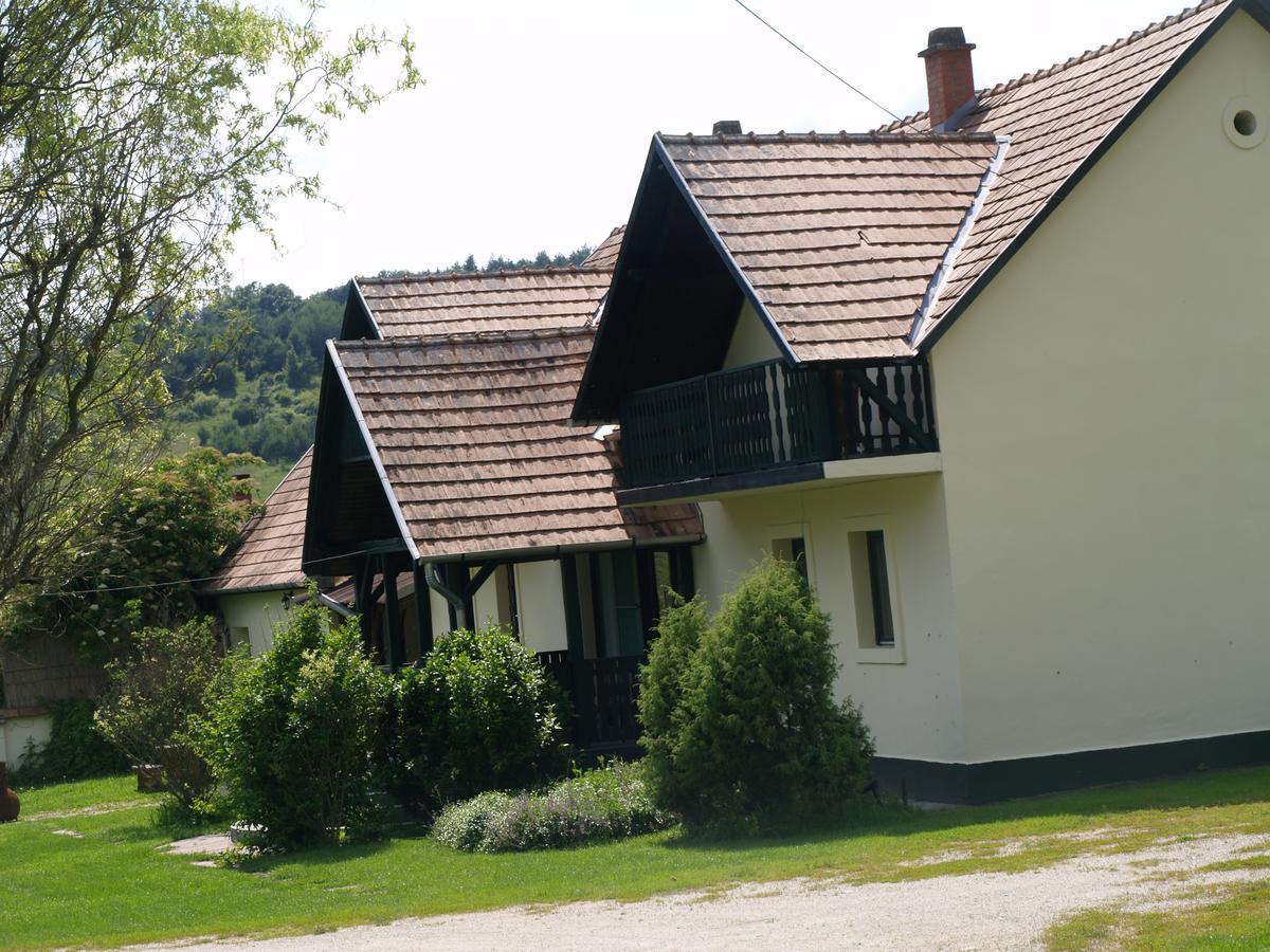 Panzio-Kemping Bekoelce Bekolce Exterior photo