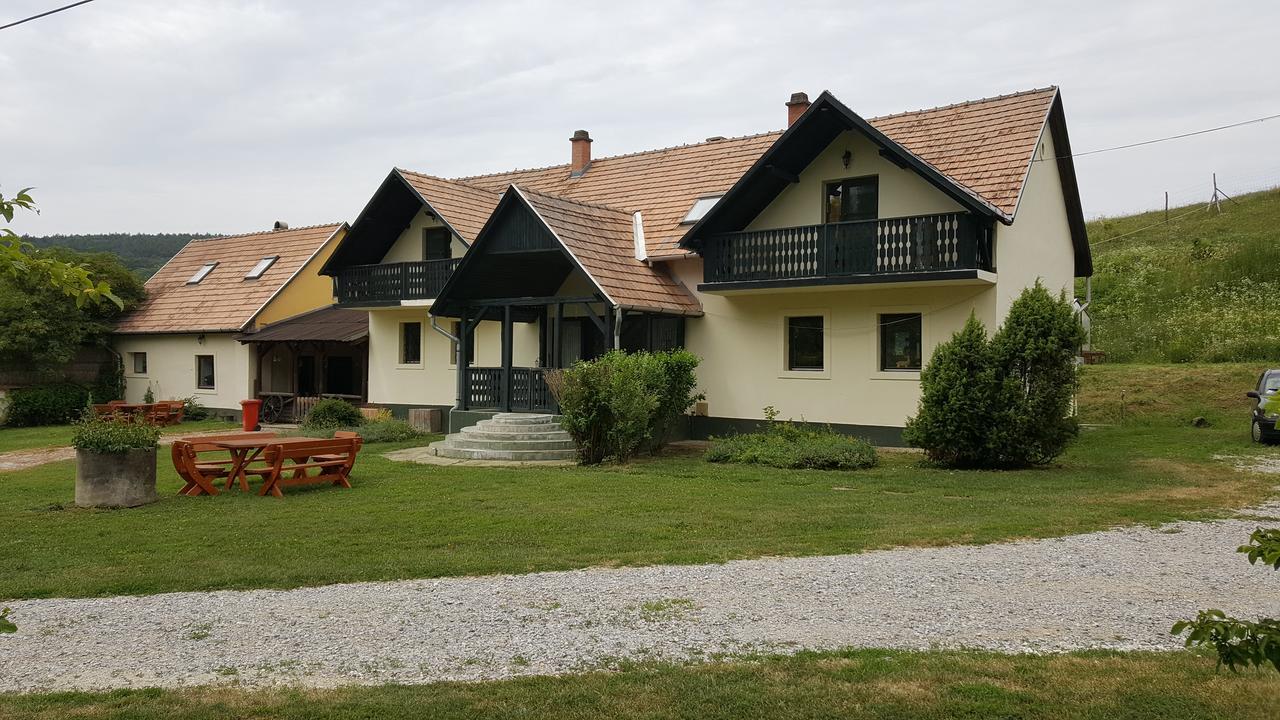 Panzio-Kemping Bekoelce Bekolce Exterior photo